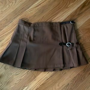 Pleated buckle skirt